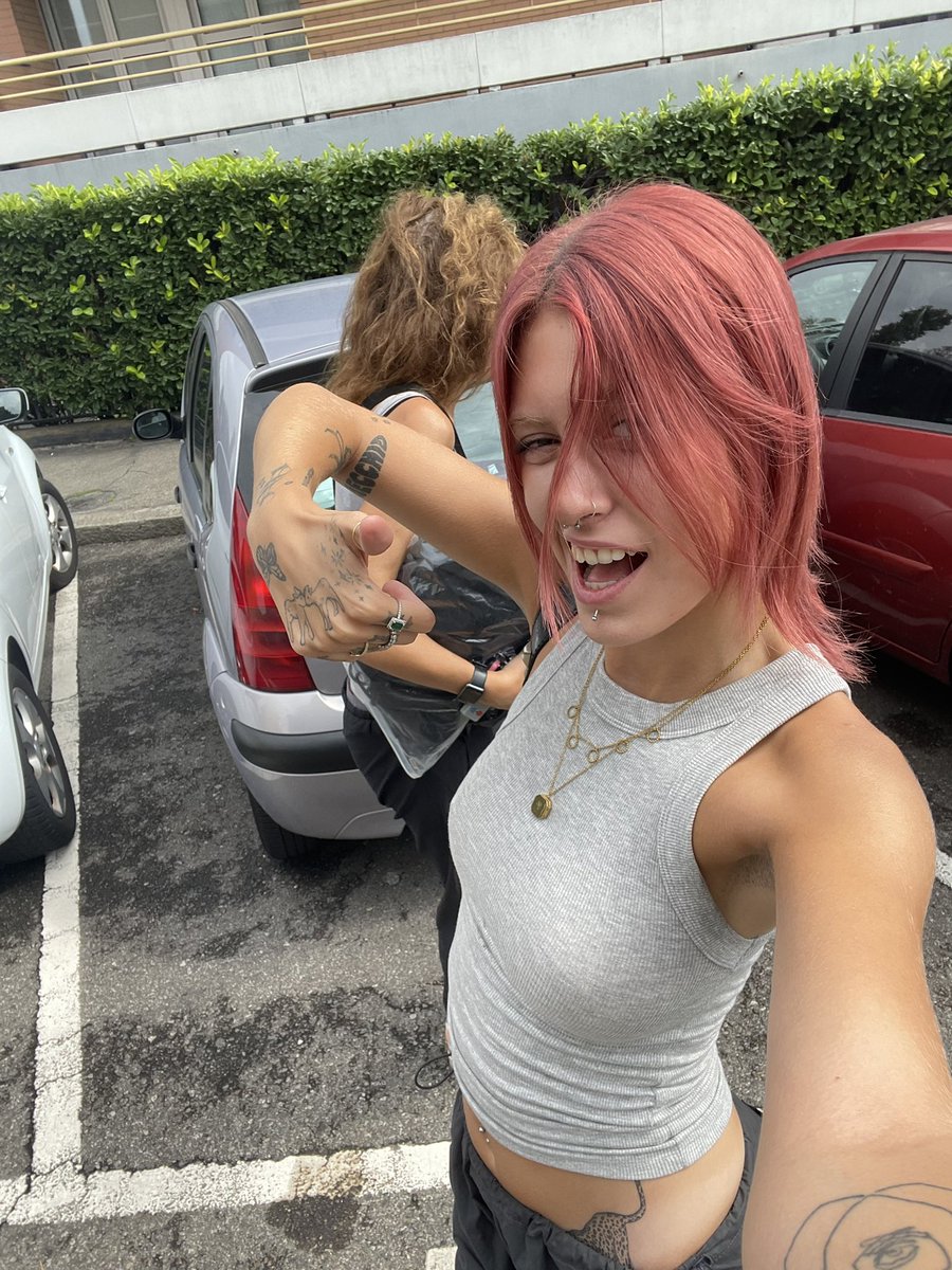 Kiaretttta's tweet photo. ho fatto un parcheggio strepitoso! Guardate:
(Ho imparato da sola) 😁😁😁 #talento #deviata #parcheggio #lisca #di #pesce #ciao https://t.co/hgYmR40tqT