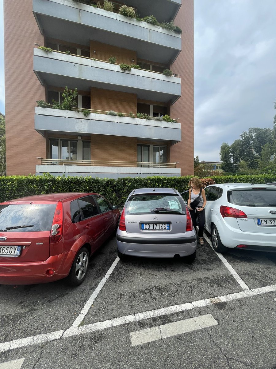 Kiaretttta's tweet photo. ho fatto un parcheggio strepitoso! Guardate:
(Ho imparato da sola) 😁😁😁 #talento #deviata #parcheggio #lisca #di #pesce #ciao https://t.co/hgYmR40tqT