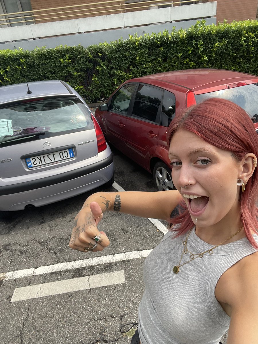 Kiaretttta's tweet photo. ho fatto un parcheggio strepitoso! Guardate:
(Ho imparato da sola) 😁😁😁 #talento #deviata #parcheggio #lisca #di #pesce #ciao https://t.co/hgYmR40tqT