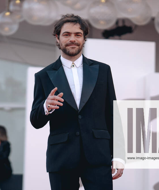 teenangelssol's tweet photo. peter lanzani ayer en la alfombra roja de #venice79 https://t.co/LpO5e9uHW1