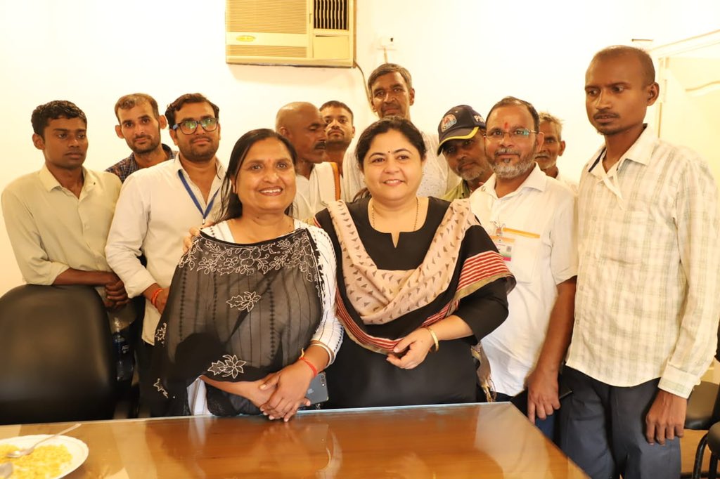 PratimaSinghINC's tweet photo. दिनांक 04/09/22 को नई दिल्ली स्थित रामलीला मैदान में श्री @RahulGandhi जी के आवाहन पर @INCIndia द्वारा आसमान छूती महंगाई के विरोध में आयोजित महंगाई पर हल्ला बोल रैली में हिस्सा लिया। #महंगाई_पर_हल्ला_बोल_रैली https://t.co/M3S3mh1uhh