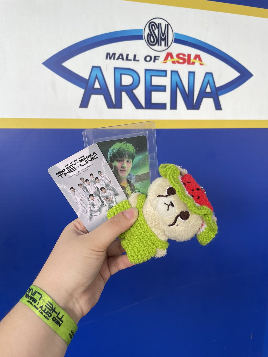 deobarmy's tweet photo. Proof of life 🥹💚 ang pogi ni mark in person guyssss as in photos don’t do him justice 😭😭 https://t.co/tmSfMrmBlG