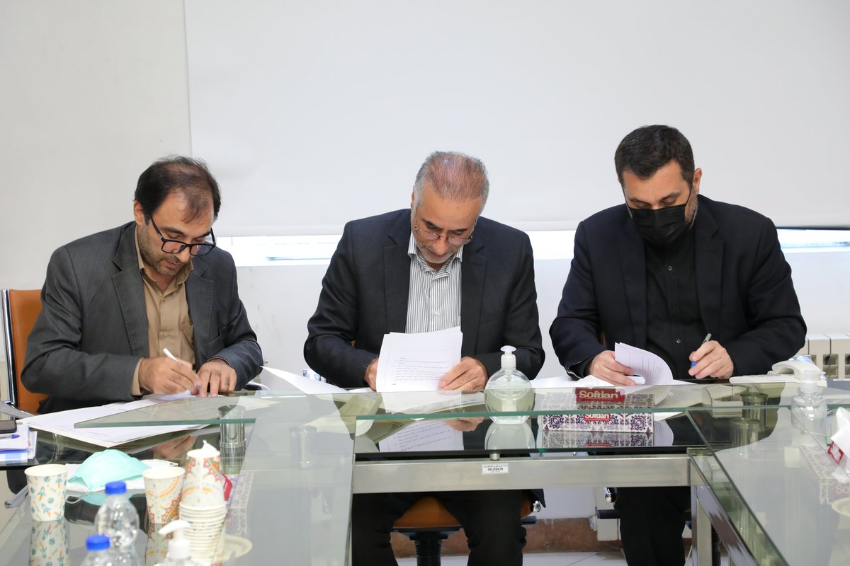 Utstpark's tweet photo. 📣📣 به گزارش روابط عمومی #پارک_علم_و_فناوری_دانشگاه_تهران، تفاهم نامه سه جانبه همکاری مشترک بین پارک علم و فناوری دانشگاه تهران، معاونت آموزش و مشارکت مردمی سازمان حفاظت محیط زیست و دانشکده محیط زیست دانشگاه تهران به امضا رسید.

🔗متن کامل خبر👇

🌐 https://t.co/nRtmSWWKQ4 https://t.co/R6pPRNy47X