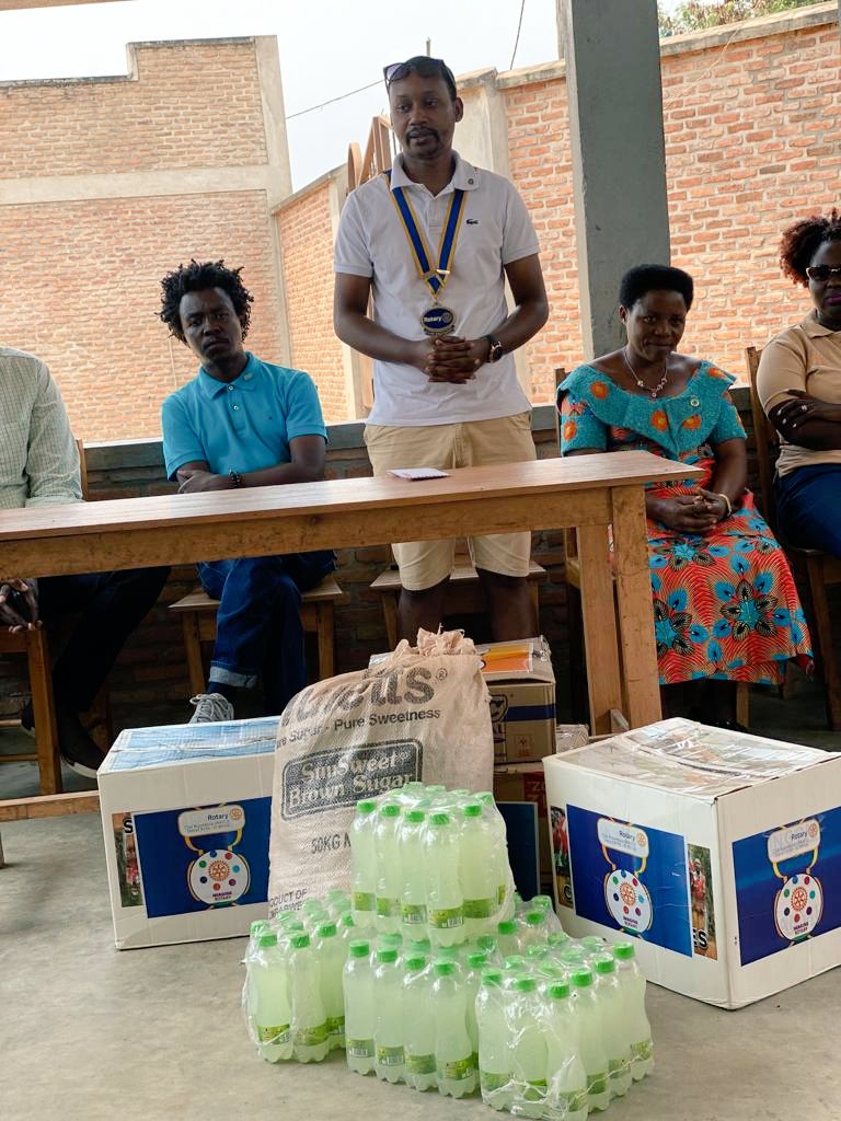 📚Remise ce 04/09 d'un kit scolaire fait de cahiers, stylos, sacs 🎒... à +30 orphelins du Centre Nezerwa de #Carama en @MairieBuja par <a href="/ClubUmuco/">Rotary Club Bujumbura Umuco</a> en vue de la prochaine rentrée scolaire. Fabrice Karibwami, responsable dudit centre salue ce geste facebook.com/16961867272857…

#Burundi