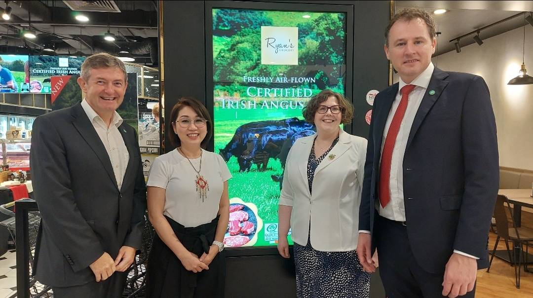 Along with <a href="/IEAmbSingapore/">Sarah McGrath, Ambassador of Ireland</a>, <a href="/Bordbia/">Bord Bia - The Irish Food Board</a> and <a href="/agriculture_ie/">Dept of Agriculture, Food and the Marine</a>, I visited premium retailer Ryan's Grocery in Singapore who are proud stockists of Irish <a href="/IrishAngusBeef/">Certified Irish Angus</a>.

It's a niche market with demand to grow the volume of Irish beef.

Good practice at the pan for when I get home!