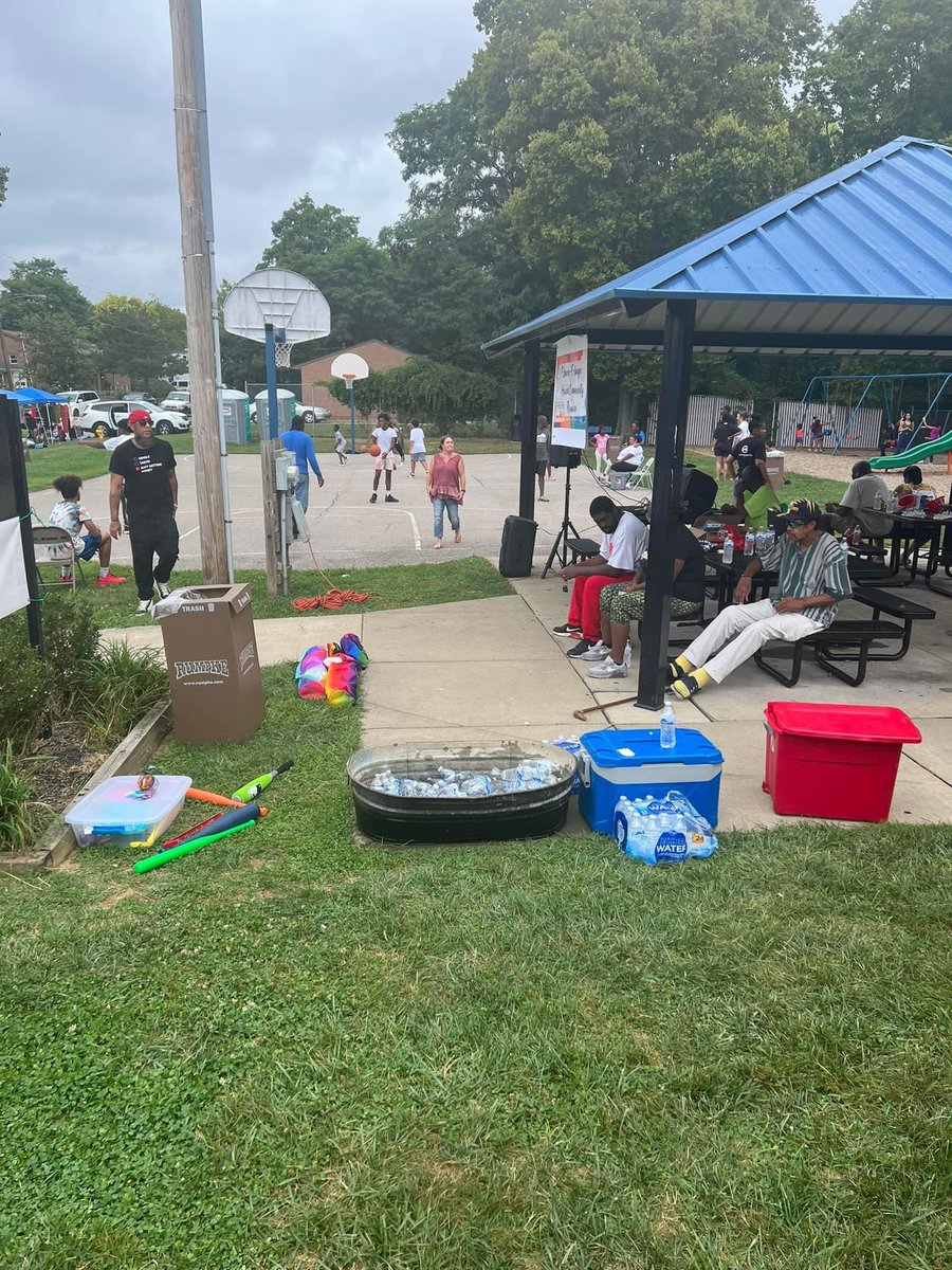 Chris69th's tweet photo. Now I love NKY but I must say the folks in the 69th really know how to have a good time! I always say if your representation isn't a visible fixture in your community choose another! What's important to you is priority to me!💙💪🏾➡️
#MoreForward
#nobodylovesyoulikeido https://t.co/tfcLPqdGl7