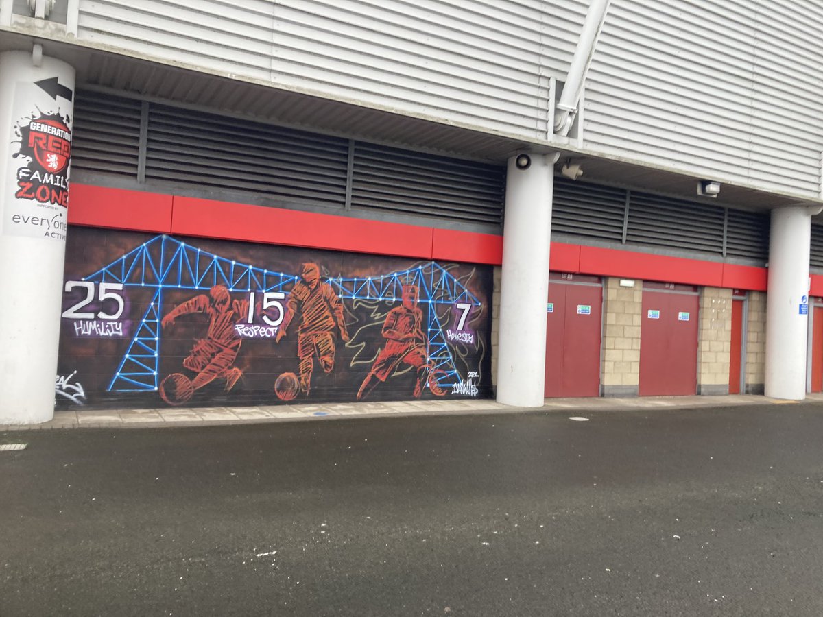cbstar82's tweet photo. #Middlesbrough10K Seen all 3 Statues from a distance 😂 #UTB https://t.co/j9M0z844ef