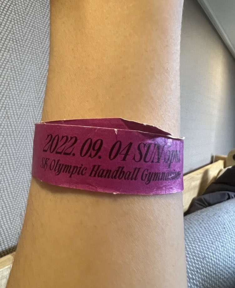 MinieWorld_03's tweet photo. 220904 [HYEONGJUN]
*Universe Post* 

Do you know what is this!!!!
It's Monsta X hyungs's concert bracelet..😎

#cravity #luvity #kpop #hyeongjun #MONSTAX #MONSTA_X #MonstaXConcert https://t.co/Dm5PMyJE9u