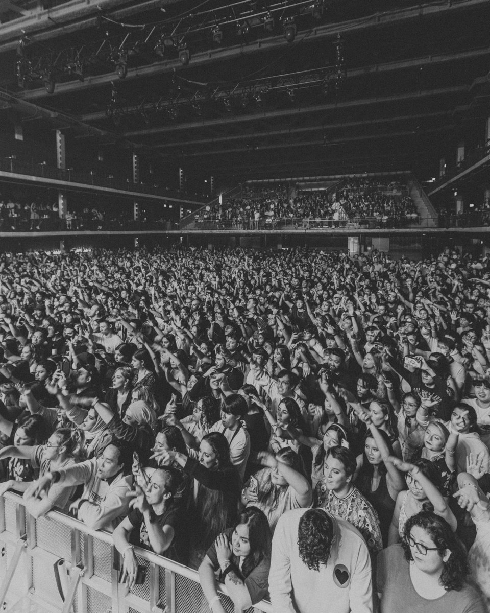 lauvsongs's tweet photo. paris in the rain 😭❤️ https://t.co/zvoFeFqhcG