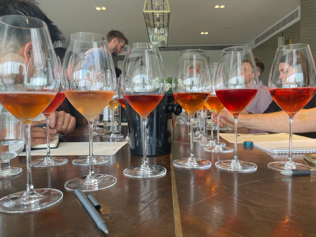English saignée rosé is tipped to be a major new category for wine GB – a more gastronomic pour than traditional pink fizz. To put 6 of our finest to the test <a href="/DouglasBlyde/">Dᴏᴜɢʟᴀs Bʟʏᴅᴇ</a> chaired a fascinating blind-tasting session to judge saignée’s potential Click the-buyer.net/tasting/wine/e…