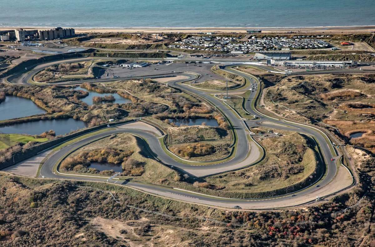 BrommerG's tweet photo. Fantastisch dat Nederlandse wetgeving zo is, dat midden in een stikstofgevoelig #N2000 natuurgebied, de duinen #Zandvoort 105.000 mensen kunnen genieten van #Formula1. Daarmee moet Nederland toch ook in staat zijn de Landbouw toekomst te bieden @ministerlnv en @MinisterNenS ? https://t.co/xBNCWPd5Tp