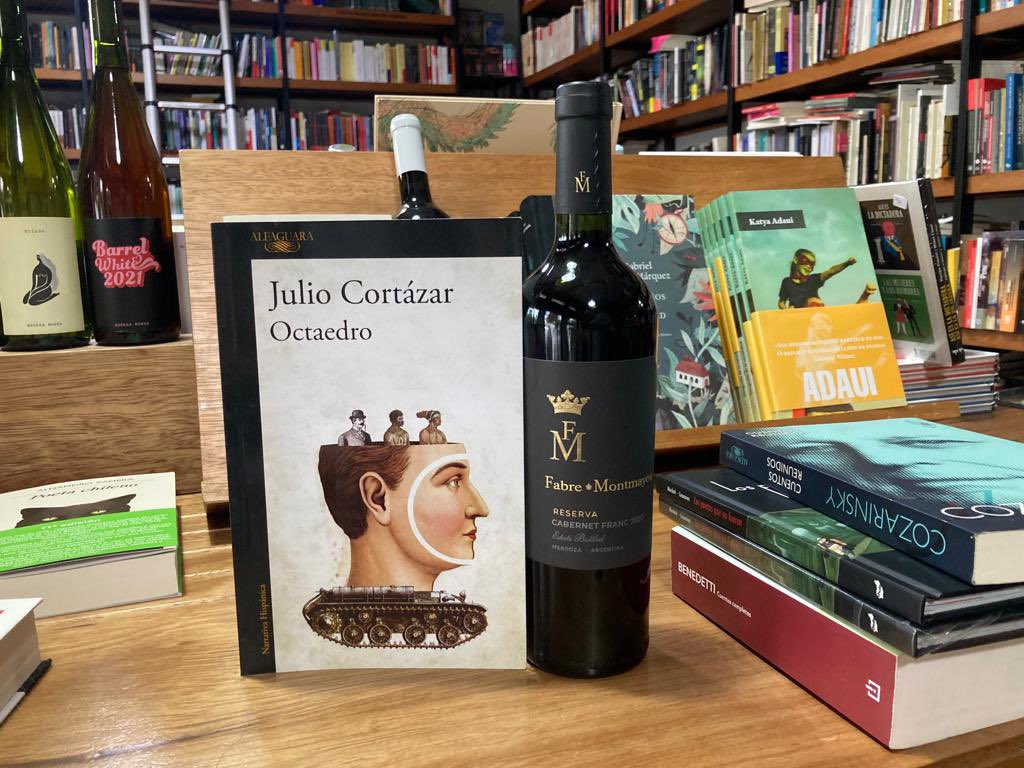 bookvivant's tweet photo. 👉🏽🍷𝐓𝐀𝐋𝐋𝐄𝐑 𝐃𝐄 𝐋𝐄𝐂𝐓𝐔𝐑𝐀 𝐘 𝐕𝐈𝐍𝐎. 👉🏽🇦🇷𝐉𝐮𝐥𝐢𝐨 𝐂𝐨𝐫𝐭𝐚́𝐳𝐚𝐫. 𝐎𝐂𝐓𝐀𝐄𝐃𝐑𝐎 📖👈🏽♾
���� ¿Quieren saber más? Acompáñenos, inscripciones al w 👉🏽 983 427 531
@oliveraluciano #cortazar #octaedro #tallerdelecturayvino @FabreMontmayou https://t.co/fnZyoRQ5LP