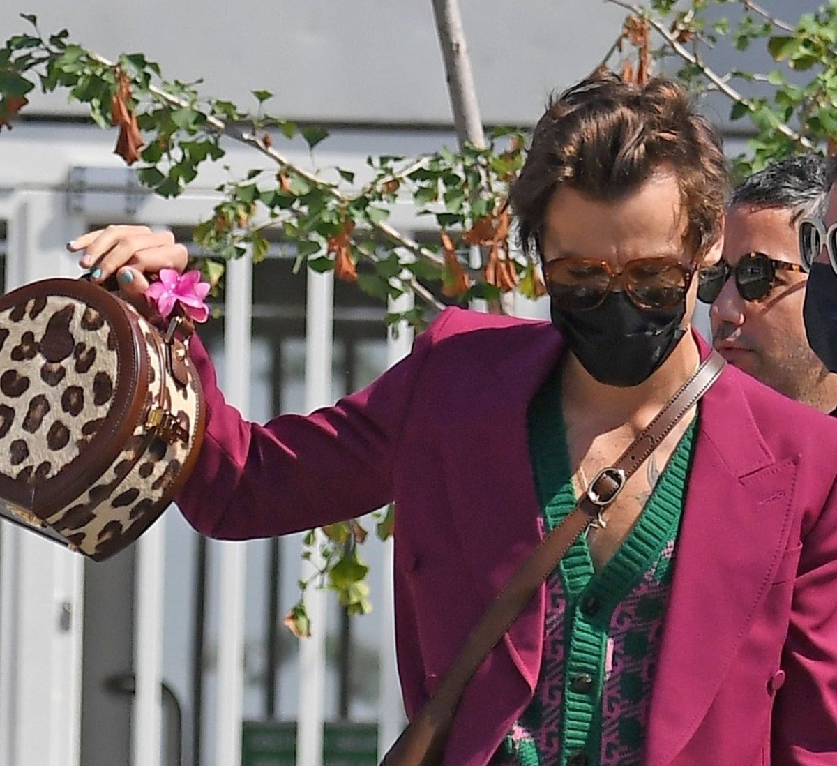 ememwindy's tweet image. the leopard print bags, the nails 💅🏽 and that pink flower hair clip 🥹 #sofruity