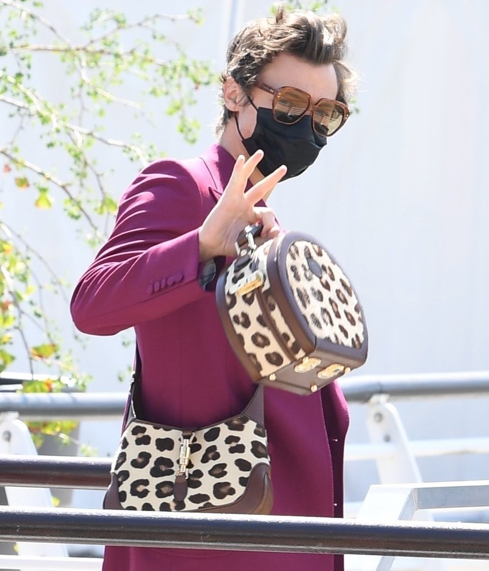 ememwindy's tweet image. the leopard print bags, the nails 💅🏽 and that pink flower hair clip 🥹 #sofruity