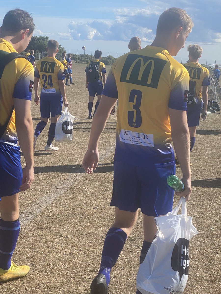 BilgravMads's tweet photo. @SandroSpaso Hvad siger vi til Vejlby-Risskov trøjen her? Personligt finder jeg den lige så rædderlig, som det underlag de disker op med… https://t.co/KOAXBzDCNY