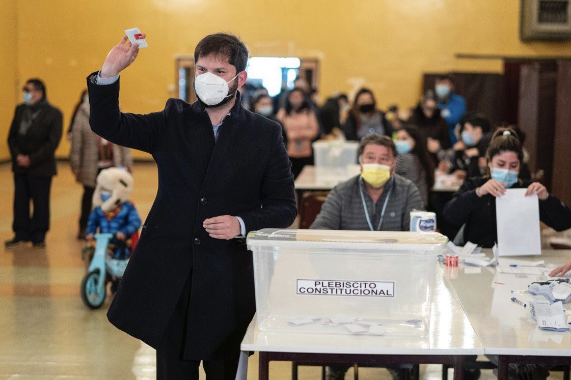 GabrielBoric's tweet photo. Listo el voto! Orgulloso del momento histórico que estamos viviendo como país. Ejerzamos nuestro derecho y deber a escribir nuestra historia mediante el voto con responsabilidad, tranquilidad y mucha alegría. Siempre con más democracia, nunca con menos. Hoy #TuVotoDecide! https://t.co/ZZXn3Oxk5z
