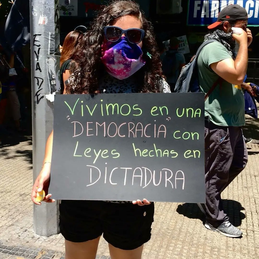 betha777's tweet photo. Estamos a una línea de que este cartel sea un recuerdo.
Desde el 2011 marchando en Valparaíso y Santiago, arrancando y pintándolo una y otra vez.
📷 Foto de @_bandaconmocion
#apruebo #apruebonuevaconstitución #Apruebo4deSeptiembre #AprueboYSeraHermoso https://t.co/Jel6qs4o5C