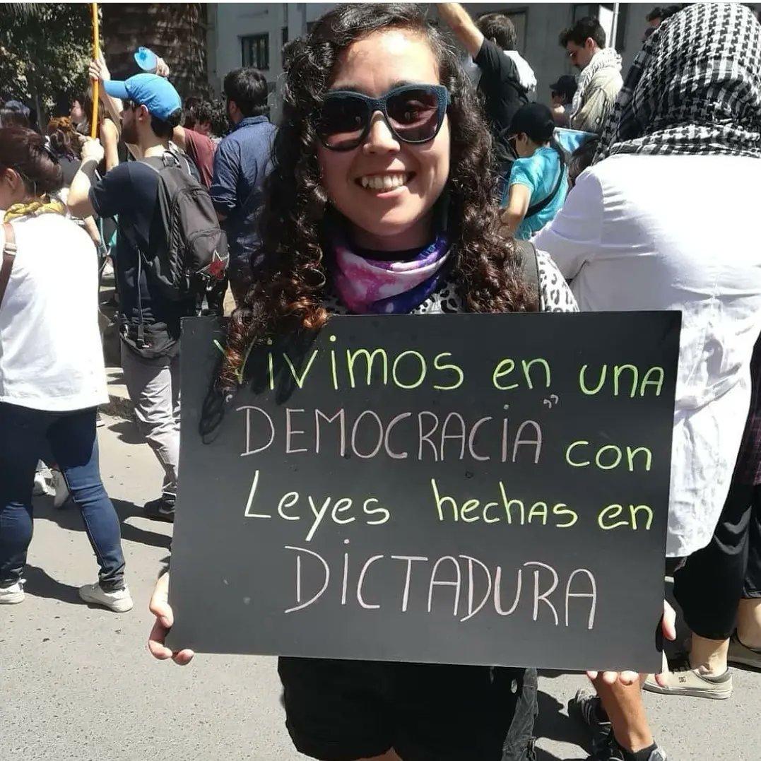 betha777's tweet photo. Estamos a una línea de que este cartel sea un recuerdo.
Desde el 2011 marchando en Valparaíso y Santiago, arrancando y pintándolo una y otra vez.
📷 Foto de @_bandaconmocion
#apruebo #apruebonuevaconstitución #Apruebo4deSeptiembre #AprueboYSeraHermoso https://t.co/Jel6qs4o5C
