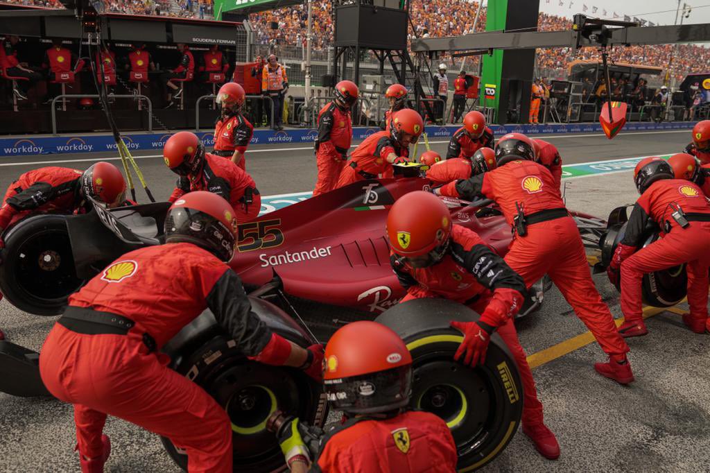 Sainz Ferrari pit stop