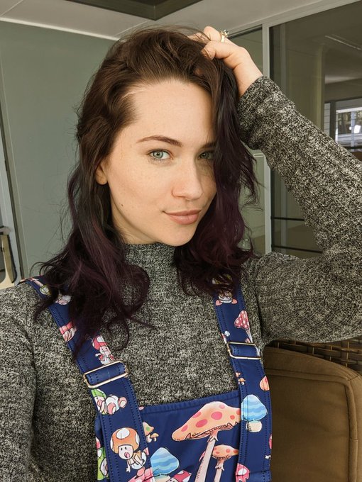 Which pic? Left or right? Really feeling myself with darker hair at the moment 🙈💕 https://t.co/4ypz3