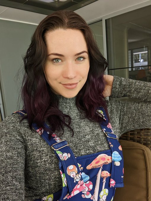Which pic? Left or right? Really feeling myself with darker hair at the moment 🙈💕 https://t.co/4ypz3