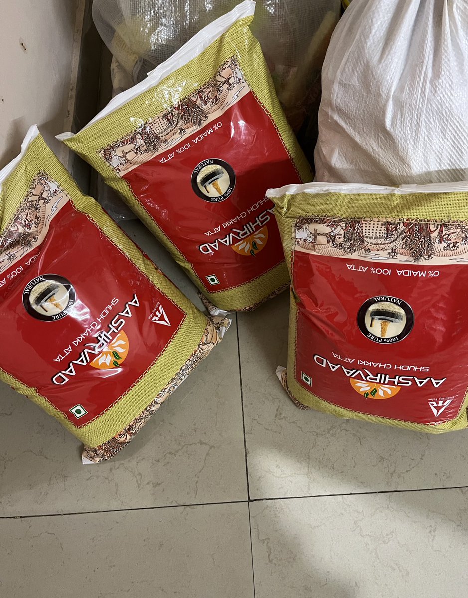 ShaliniKTiwari's tweet photo. अभी-अभी आटा ₹40 लीटर ख़रीदा है… वो भी क्या दिन थे जब आटा किलो में मिला करता था https://t.co/J7ZkKyAtIl
