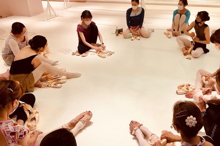 studioRpointe's tweet photo. Special Class(9)

本日は元東京バレエ団ソリストの［高村順子］先生をお招きしての特別Class（レッスンとポワントクラス）でした！

ポワントの選び方履き方リボンの結び方から立つ為に必要な足裏のトレーニングまで細かく丁寧にご指導頂きました！

来週は今日教わった事の復習と応用編です！ https://t.co/pZWyL9jWgv