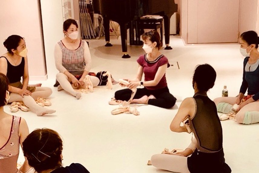 studioRpointe's tweet photo. Special Class(9)

本日は元東京バレエ団ソリストの［高村順子］先生をお招きしての特別Class（レッスンとポワントクラス）でした！

ポワントの選び方履き方リボンの結び方から立つ為に必要な足裏のトレーニングまで細かく丁寧にご指導頂きました！

来週は今日教わった事の復習と応用編です！ https://t.co/pZWyL9jWgv