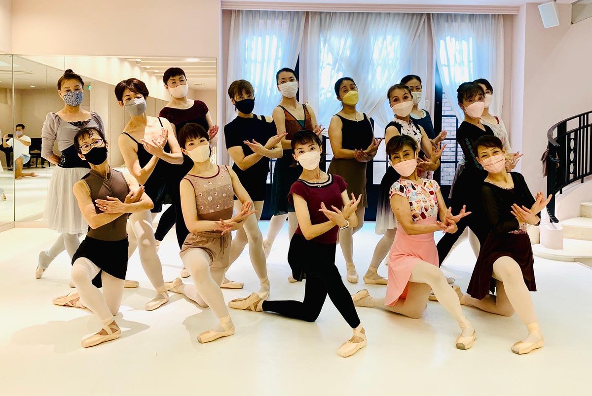 studioRpointe's tweet photo. Special Class(9)

本日は元東京バレエ団ソリストの［高村順子］先生をお招きしての特別Class（レッスンとポワントクラス）でした！

ポワントの選び方履き方リボンの結び方から立つ為に必要な足裏のトレーニングまで細かく丁寧にご指導頂きました！

来週は今日教わった事の復習と応用編です！ https://t.co/pZWyL9jWgv