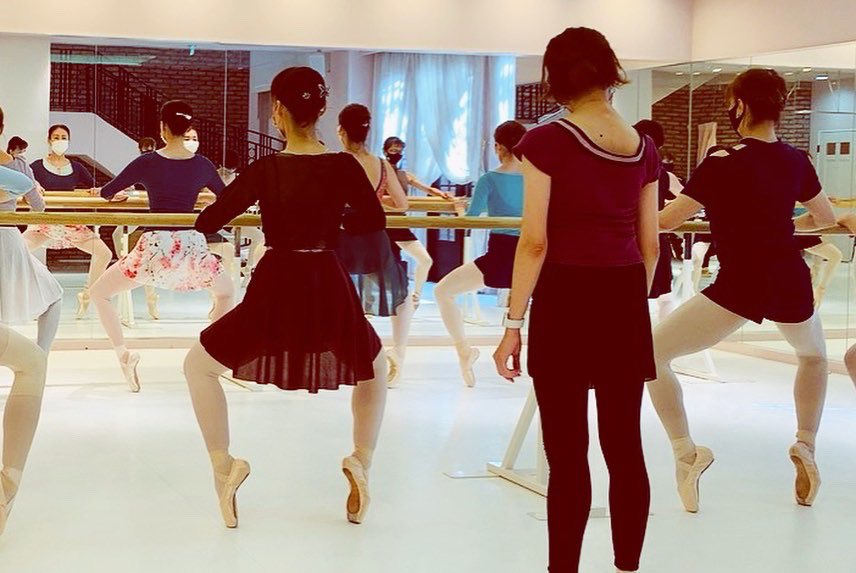 studioRpointe's tweet photo. Special Class(9)

本日は元東京バレエ団ソリストの［高村順子］先生をお招きしての特別Class（レッスンとポワントクラス）でした！

ポワントの選び方履き方リボンの結び方から立つ為に必要な足裏のトレーニングまで細かく丁寧にご指導頂きました！

来週は今日教わった事の復習と応用編です！ https://t.co/pZWyL9jWgv