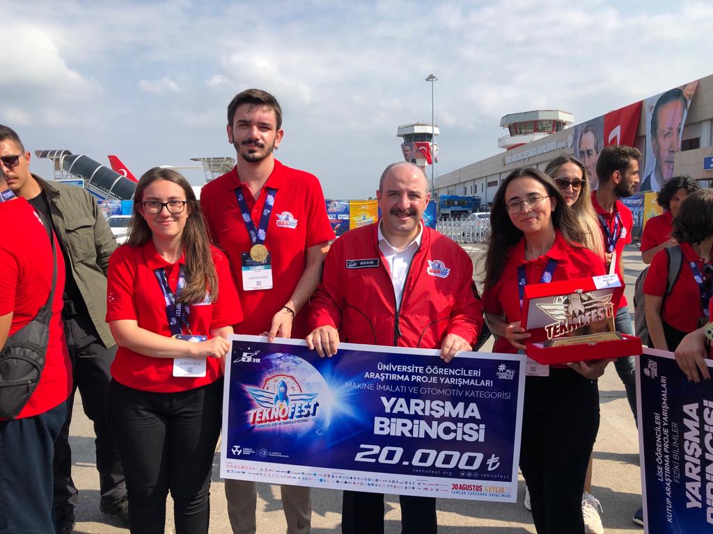 Öğrencilerimiz ödüllerini cumhurbaşkan.dan aldılar. 1 A.Kopuz-G.Yesir-B.Kılınç, İnsansız Kargo Taş. İçin Yer Dest. Birimi 2 Ş.T.Ayrancıoğlu - S.M.Kütük-C.Şen, Fabrika İç Otonom Yer Aracı <a href="/YTUMechatronics/">YTU Mechatronics 🇹🇷</a> <a href="/YtuMakFakultesi/">YTÜ Makine Fakültesi</a> <a href="/YtuSimulab/">YTÜ SİMULAB</a> <a href="/RTErdogan/">Recep Tayyip Erdoğan</a> <a href="/varank/">Mustafa Varank</a> <a href="/teknofest/">TEKNOFEST</a> <a href="/proftameryilmaz/">Tamer Yılmaz</a>