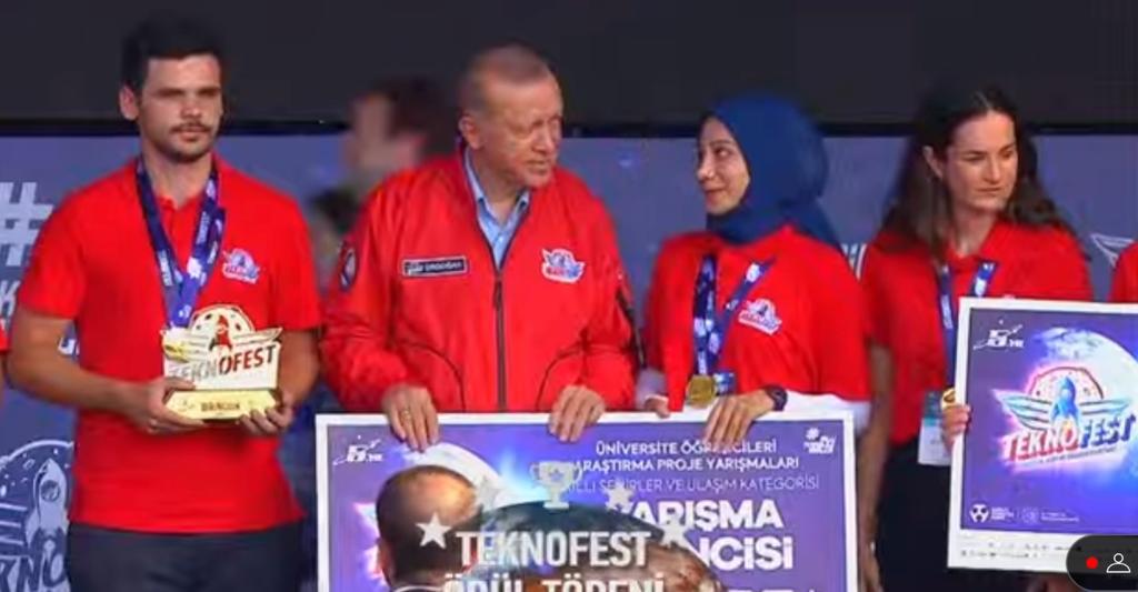 eomurlu's tweet photo. Öğrencilerimiz ödüllerini cumhurbaşkan.dan aldılar. 1 A.Kopuz-G.Yesir-B.Kılınç, İnsansız Kargo Taş. İçin Yer Dest. Birimi 2 Ş.T.Ayrancıoğlu - S.M.Kütük-C.Şen, Fabrika İç Otonom Yer Aracı @YTUMechatronics @YtuMakFakultesi @YtuSimulab @RTErdogan @varank @teknofest @proftameryilmaz https://t.co/xuduAKqOQo