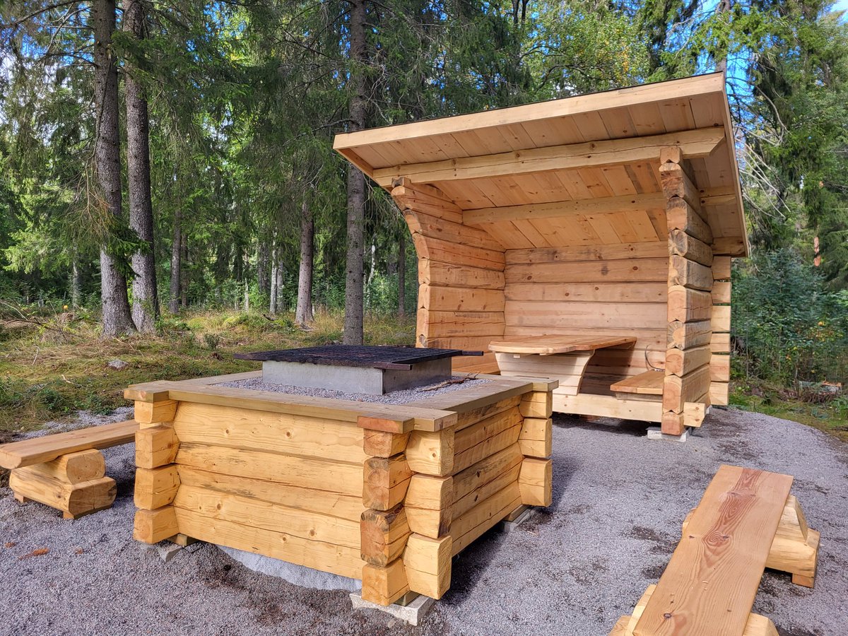 GrillplatserNu's tweet photo. Hittade en alldeles ny grillplats vid Högbo Bruk.
#bullens #vindskydd #grillplats @bullenspilsnerkorv https://t.co/7s7m3fjg8k