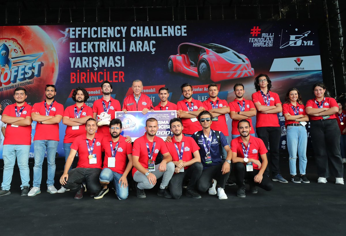 Umutcanolmus's tweet photo. Uluslararası Efficiency Challenge Elektrikli Araç Yarışları'nda Şampiyon olan takımımıza ödülünü Cumhurbaşkanımız Sayın Recep Tayyip Erdoğan takdim etti🥇🏆

#TeknofestKaradeniz #MilliTeknolojiHamlesi https://t.co/FDxplj4kuN