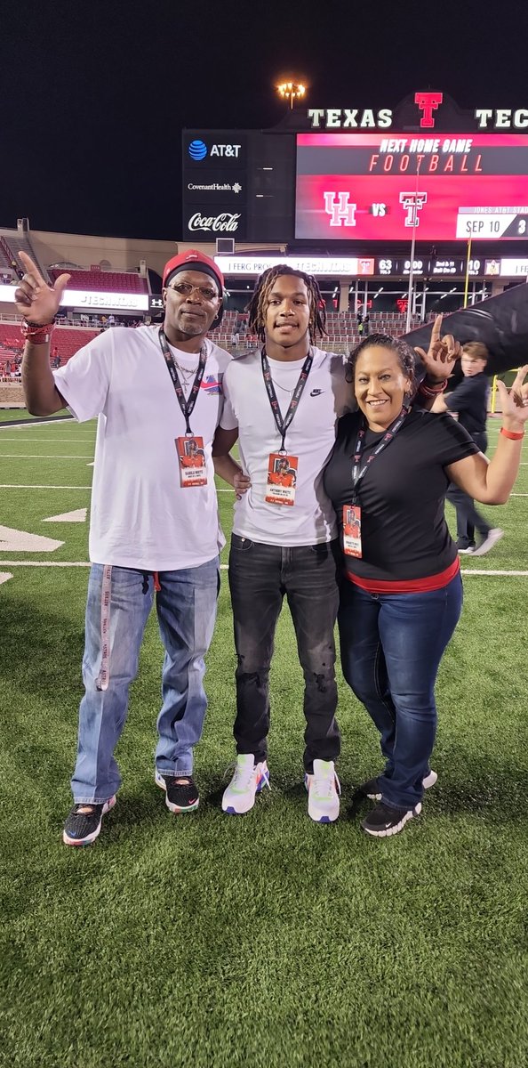 antwhi10's tweet photo. True meaning of discipline, true meaning of team, true meaning of FAMILY is what it is @TexasTechFB @gunsupnation 👆
What an awesome time &amp; oh what a blow out of a game!! Thanks for the invite &amp; hospitality @jkbtjc_53 @BnanceTTU #WreckEm https://t.co/gDKpRz2RLN