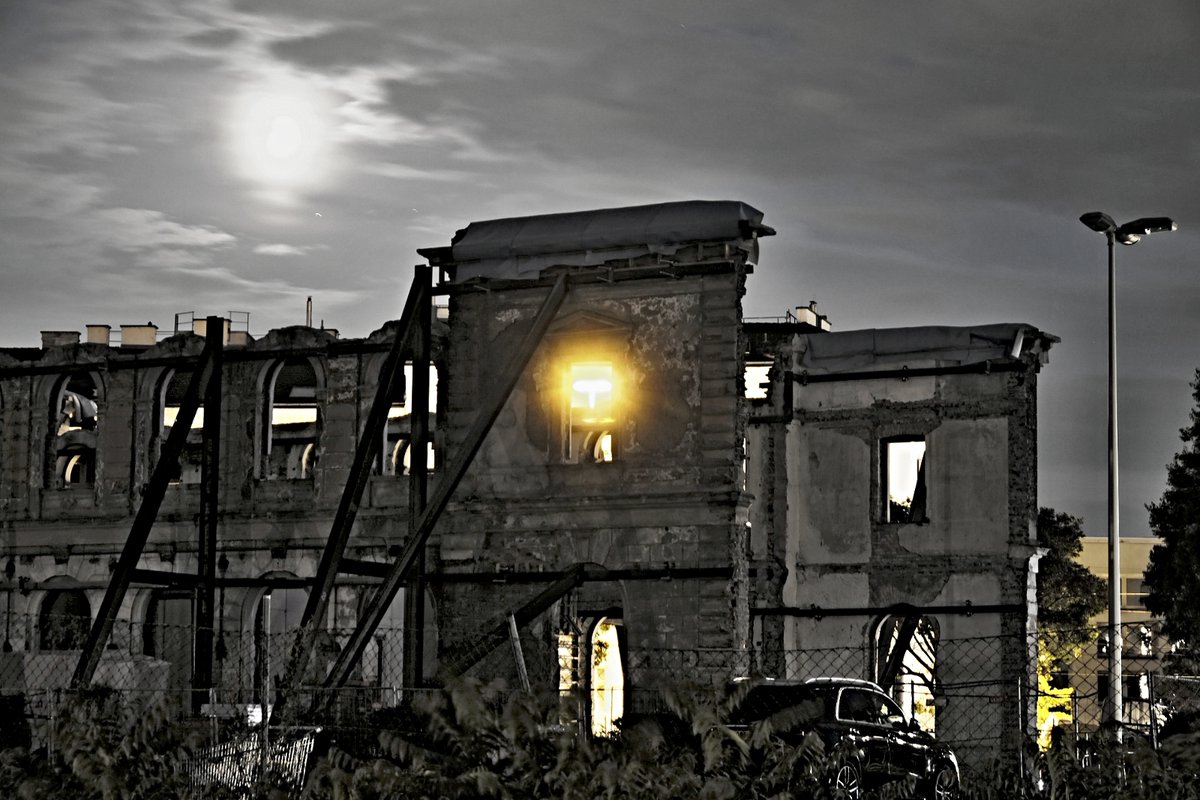 apex_archive's tweet photo. Ähm...diese Reste werden so eine Schule (leider so Hochsicherheitssache...).
#AltePost #Bauprojekt #Entkernung #Ruine #Wien #NightPhotography https://t.co/z784QKg9YB