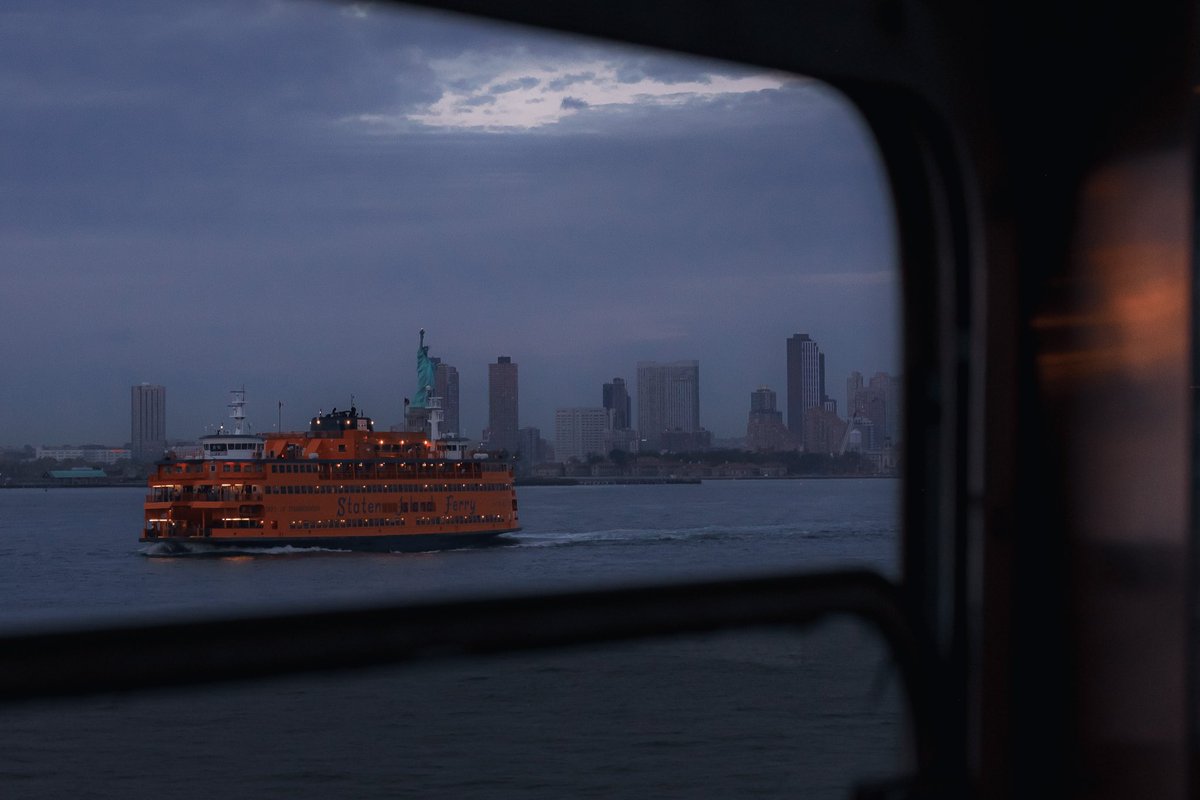 Gm Gm!

“No one sees what you see, even if they see it too…”
#streetphotography