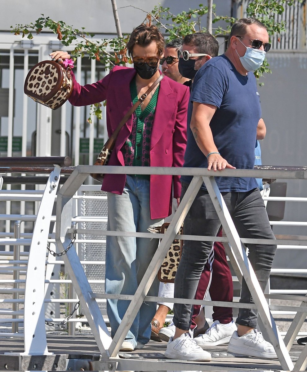 HLNewsBr's tweet photo. 📸| A BOLSINHA!! O ÓCULOS!!! Mais de Harry na Itália hoje!!

Via owner https://t.co/Ulg7T3BfKB