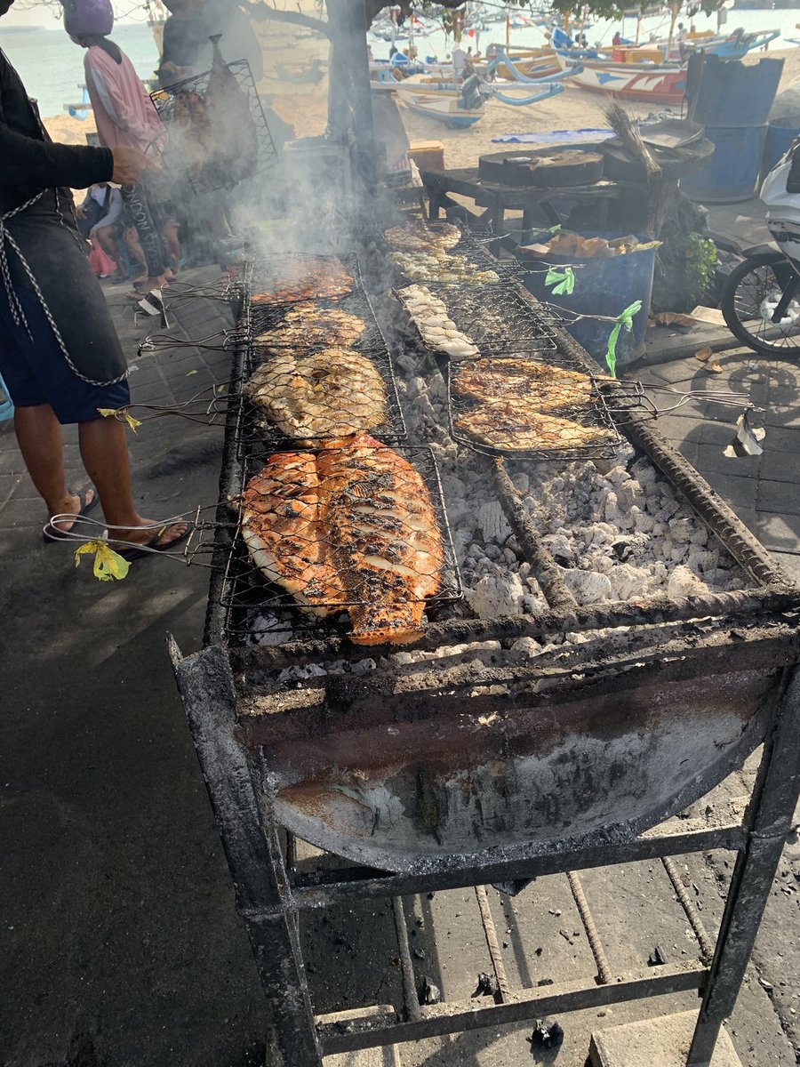 Solusi buat makan seafood murah di #bali !!
#Pertama kali ke pasar ikan kedonganan di kelan semua ikan fresh !! rame bule... biaya bakar ikan di warung2 sekitar juga ga mahal per kg kisaran 15-20.. rekomen warung pojok bu wiwin 😁