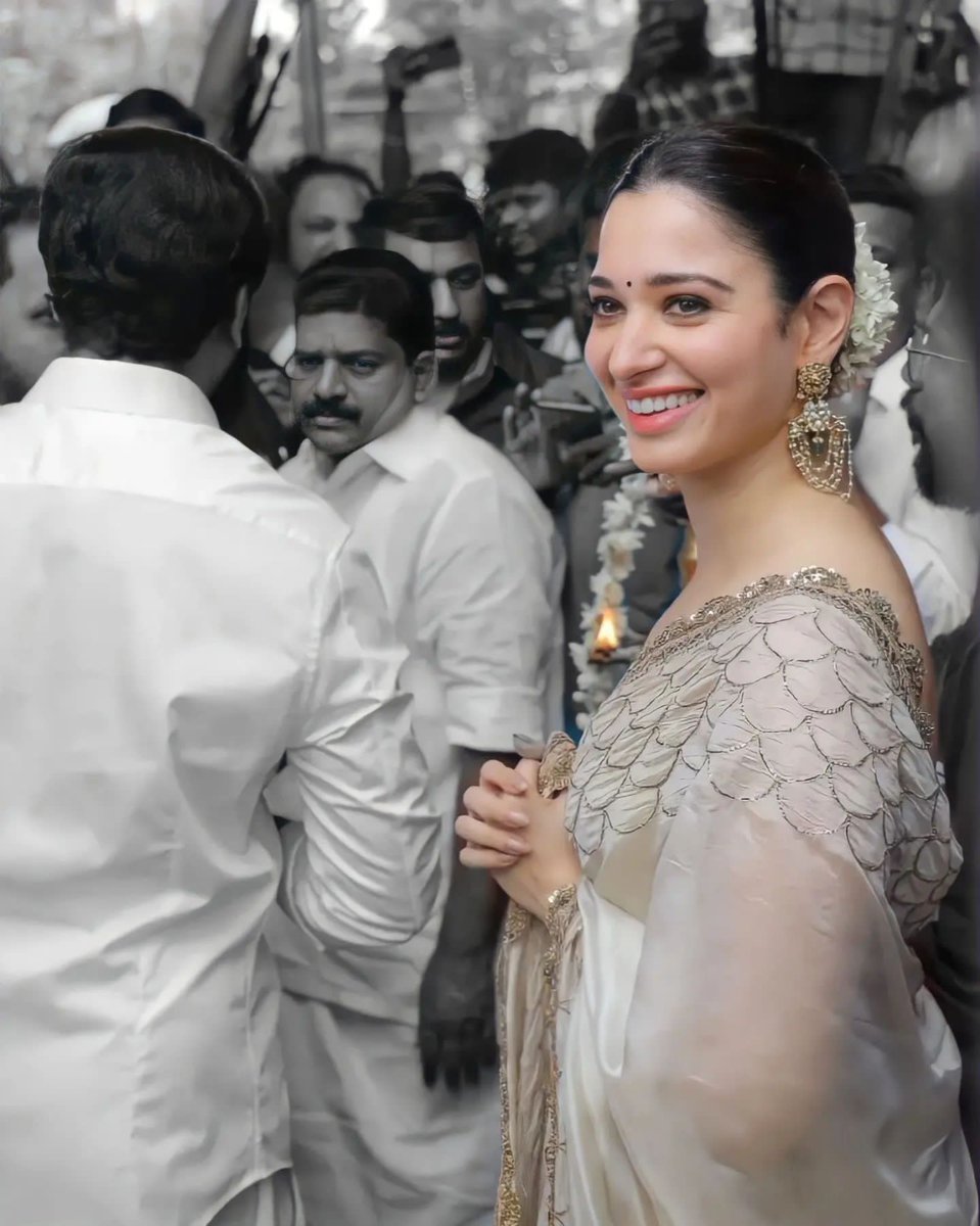 TrendsTamannaah's tweet photo. Azhagiyeeeee @tamannaahspeaks 😍❤

#Tamannaah #TamannaahBhatia https://t.co/NHa1taJfQw
