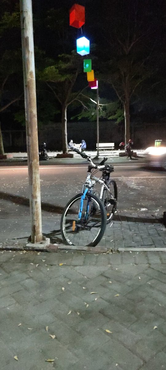 Bersepeda malam-malam. Mengundang keringat, yg datang kembung 🤟🏻🤟🏻🤙🏻