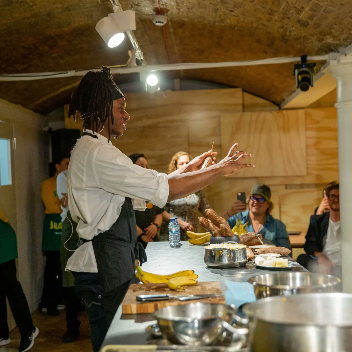 chef_exose's tweet photo. Casa Brasil Event ๐ฅ
Last Week I did a cooking demo showcasing Casava & Banana.
Made Cottage Pie with Casava Mash & Banana 3 ways ๐
@ApexBrasil @thechefsforum #Casabrasil #ExoseFood https://t.co/nmQsznDBA1