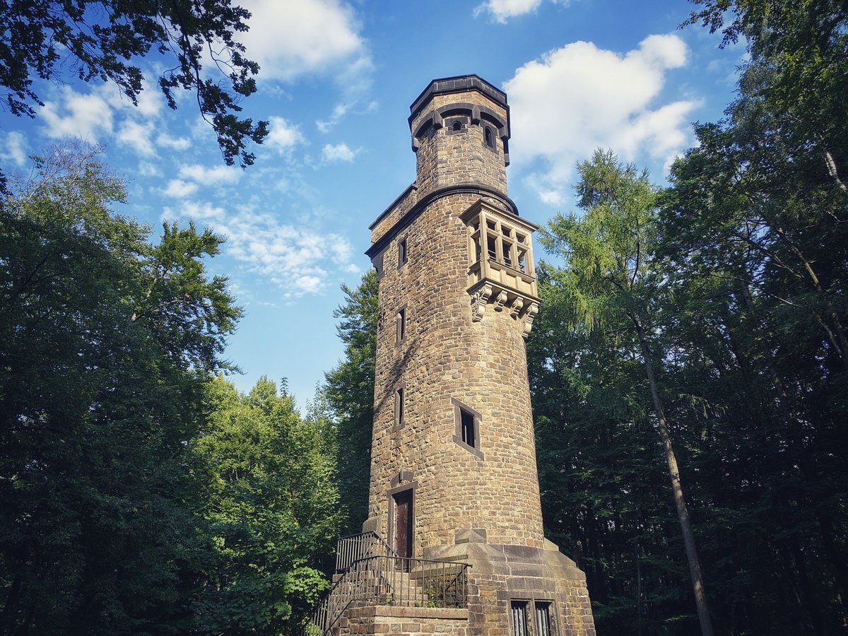Heute rund um den Von-der-Heydt-Turm auf der Königshöhe unterwegs. Einen schönen Sonntag Nachmittag euch. 🌤️🌳

#Wuppertal #Königshöhe #VonDerHeydtTurm #Turm #Gebäude #Wald