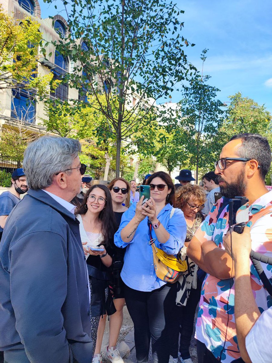 JLMelenchon's tweet photo. À Paris, 5000 Chiliens inscrits au bureau de vote. Le vote pour la nouvelle Constitution est en cours. Vive le peuple chilien. https://t.co/e2527CiF1v