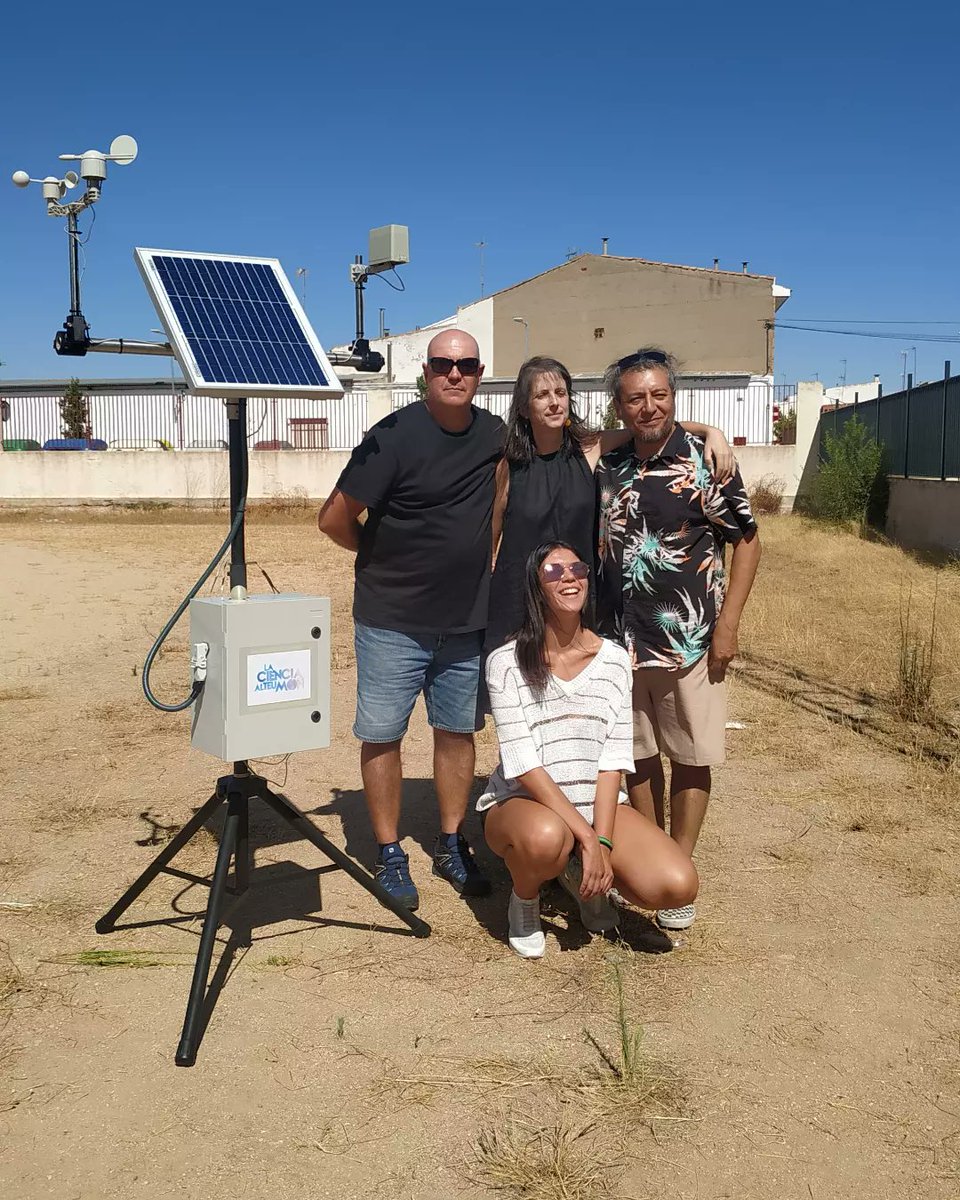 LCATMon's tweet photo. Un éxito la instalación de la primera  estación meteorológica #TrackThefly de #MelanogasterCTF #cienciaciudadana de @lcatmon, @GonzalezLab_BCN @fecyt_ciencia
GRACIAS @eladiocabanero #Tomelloso #CastillaLaMancha  @irenegn_98 y Pepe González por todo su apoyo. https://t.co/85TYHcKZ2B