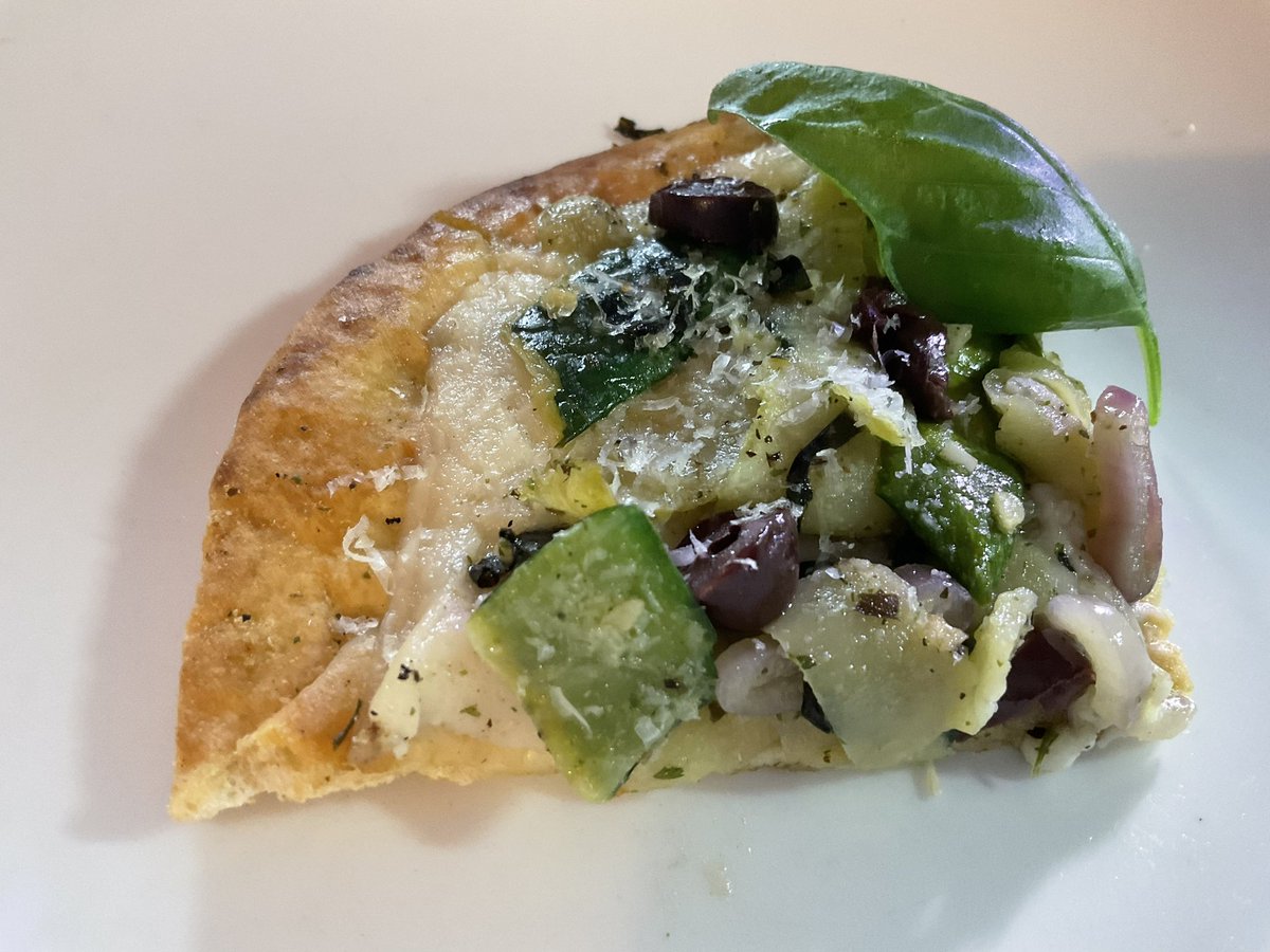 schmoozequeen's tweet photo. #Vegan #SliceOfLifeSunday #Breakfast #LaborDayWeekend 
#VeganFlatbread #Plantbased 
Grilled Zucchini, #VeganMozzarella , Black Olives, Garlic, Shallots, Italian Herbs, Fresh Basil &amp; Violife Vegan Parmesan Wedge @ViolifeFoods https://t.co/eCuLOruVNL