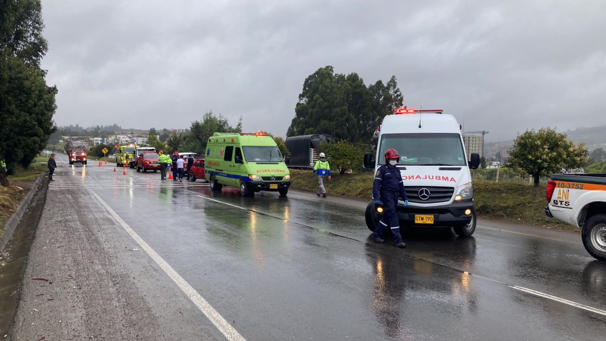 Accidente de tránsito se acaba de presentar en la doble calzada, en el sector de Green Hills, km 11+6. 

Al sitio asistieron Máquina Extintora de la estación norte y dos ambulancias todos de <a href="/bomberostunja/">BomberosTunja</a> trasladando dos pacientes