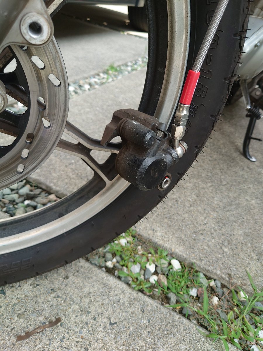 rintaro9991's tweet photo. フロントのキャリパーも2potに替えたいな…みんな何に替えてるんだろう?
#GN125 #GN125H #GN125カスタム https://t.co/0G6nJGAuYN