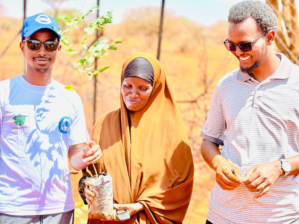 Mazingira009's tweet photo. Today we planted  100 TREES at Libehiya Community borehole. The Trees are Meant to serve as Windbreakers and Offer SHADE to the Community as they water their animals !  
#1MTrees target @MohamedAKhalif @alimaalim @aliiroba @UmmuKassim @UNEP @NDMA_Kenya https://t.co/bJVggr8L1i
