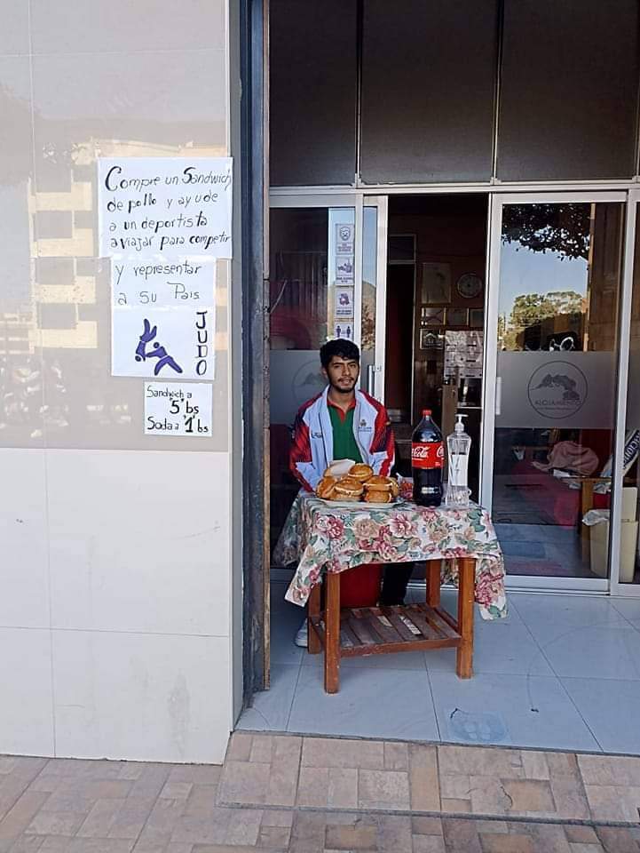 tonnylp's tweet photo. #deÚltimo:
Circula una imagen del Campeón Nacional de Judo en #Bolivia, Alejandro Zamudio, vendiendo sandwiches y gaseosas en la ciudad de #Sucre 
Según, es para reunir recursos económicos y asistir al Panamericano en Perú
El puesto de venta se encuentra en #avGermánMendoza 2503 https://t.co/pYmJZh0NCM